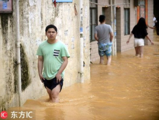 广东汕尾暴雨成灾，民房瞬间成泽，水深近3米